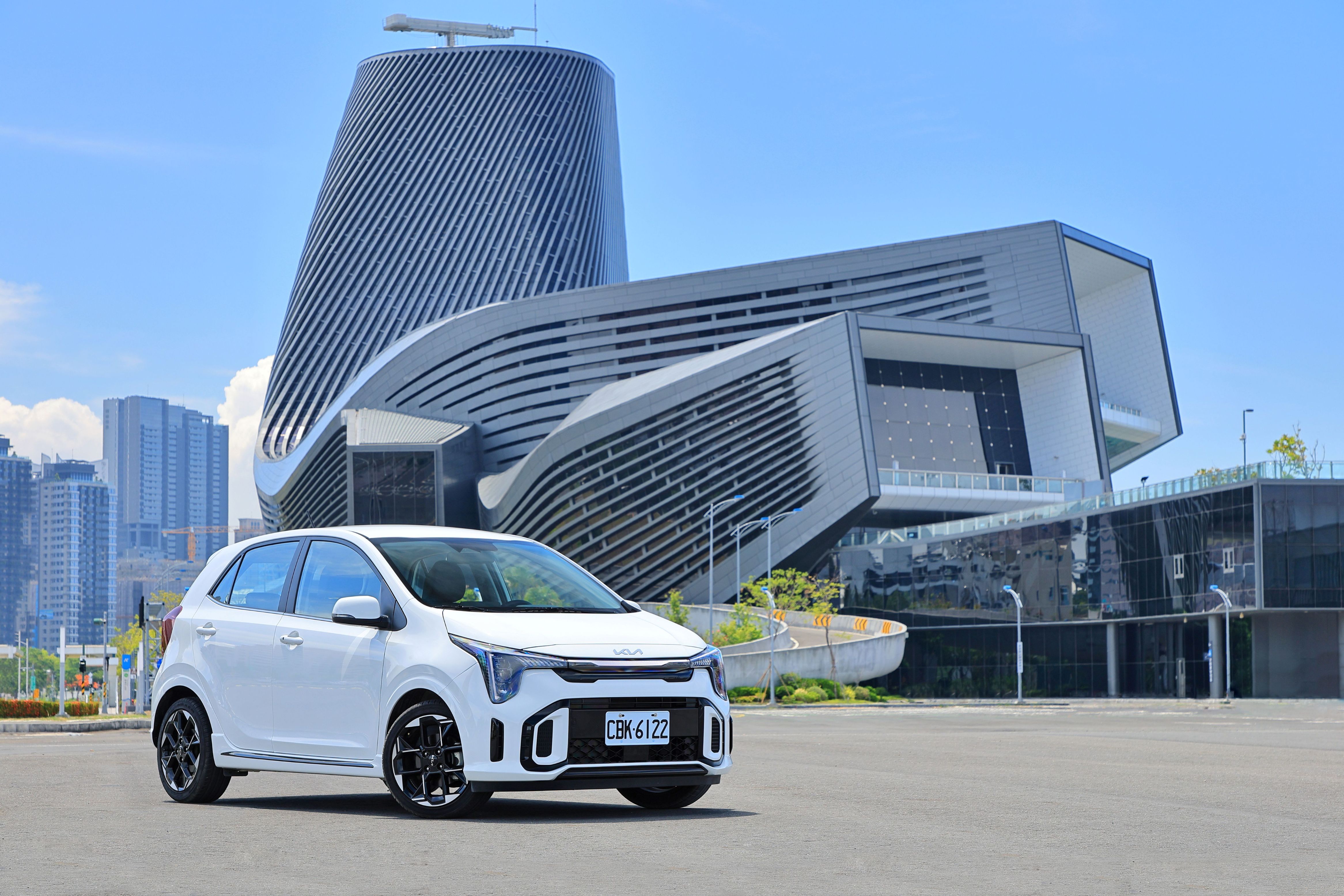 1. Kia全車系8月掛牌數達955台，感謝全台車主與消費者的支持，本月入主The new Picanto指定車型享2萬元購車禮遇，並推出首年低月付3,888元開回家。